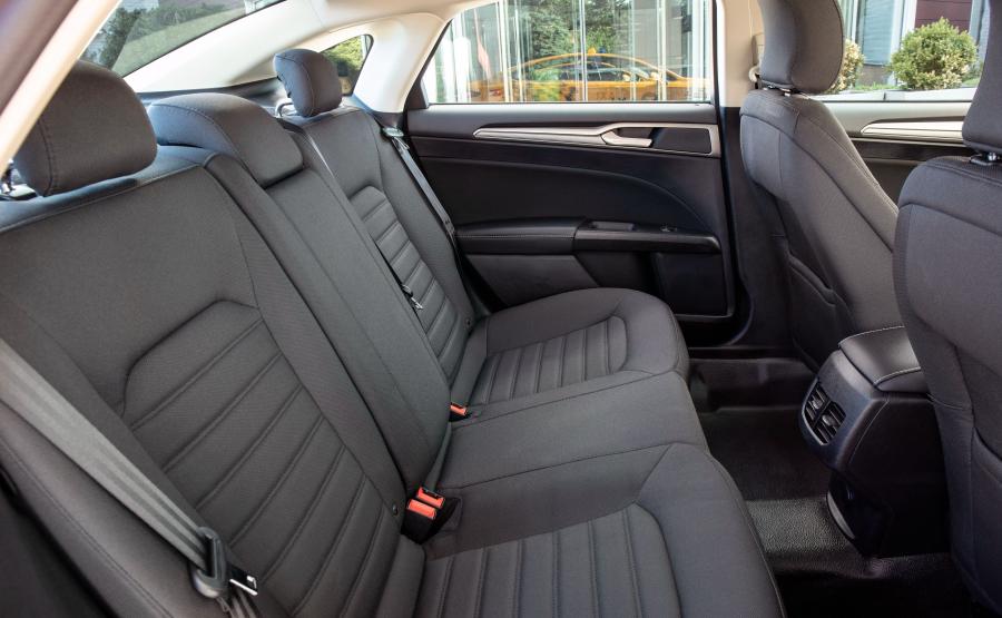 Интерьер Ford Fusion Hybrid Taxi 2018 года  (NA) (фото 6 из 8)